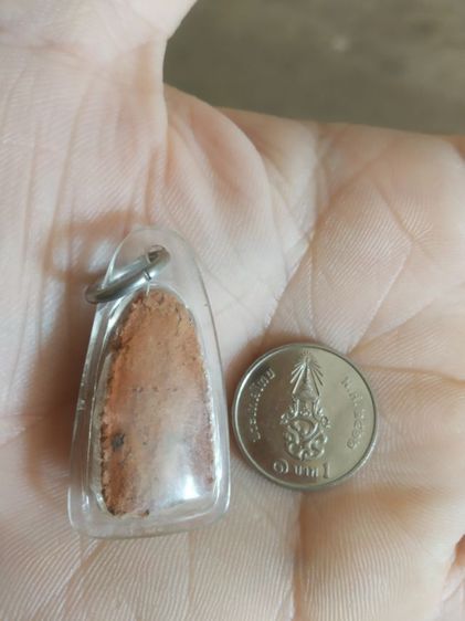 พระเนื้อดินพิมพ์เล็ก(พระรอดพระเนื้อดินหลังเรียบอยู่ในกรอบพลาสติก(เนื้อออกสีแดงส้ม)(ไม่ทราบเกจิใดเป็นผู้สร้าง))พระบ้านพระเครื่องรางของมงคล รูปที่ 10