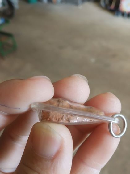 พระเนื้อดินพิมพ์เล็ก(พระรอดพระเนื้อดินหลังเรียบอยู่ในกรอบพลาสติก(เนื้อออกสีแดงส้ม)(ไม่ทราบเกจิใดเป็นผู้สร้าง))พระบ้านพระเครื่องรางของมงคล รูปที่ 14