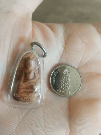 พระเนื้อดินพิมพ์เล็ก(พระรอดพระเนื้อดินหลังเรียบอยู่ในกรอบพลาสติก(เนื้อออกสีแดงส้ม)(ไม่ทราบเกจิใดเป็นผู้สร้าง))พระบ้านพระเครื่องรางของมงคล รูปที่ 4