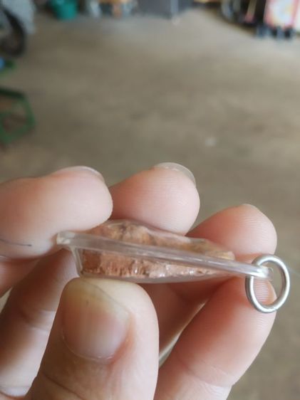 พระเนื้อดินพิมพ์เล็ก(พระรอดพระเนื้อดินหลังเรียบอยู่ในกรอบพลาสติก(เนื้อออกสีแดงส้ม)(ไม่ทราบเกจิใดเป็นผู้สร้าง))พระบ้านพระเครื่องรางของมงคล รูปที่ 11