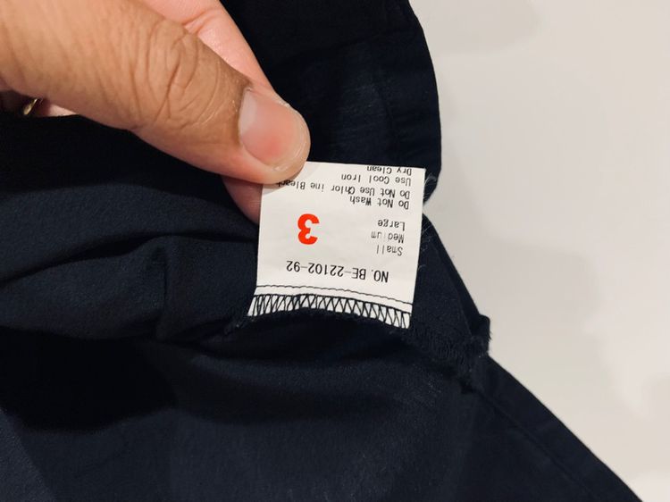 เสื้อเชิ้ต แท้ 💯 size M ขนาด อก 21.5 ยาว 27.5 นิ้ว สภาพใหม่มาก สีดำสนิท ดีเทลดีลายสวย เนื้อผ้าบางใส่ดีมากนิ่มใส่สบาย หายากน่าสะสมครับ รูปที่ 5