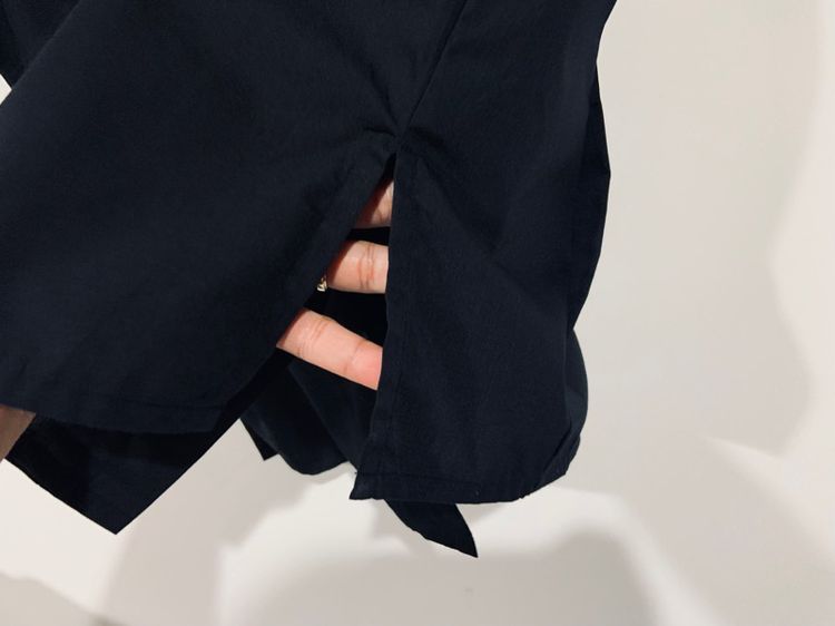 เสื้อเชิ้ต แท้ 💯 size M ขนาด อก 21.5 ยาว 27.5 นิ้ว สภาพใหม่มาก สีดำสนิท ดีเทลดีลายสวย เนื้อผ้าบางใส่ดีมากนิ่มใส่สบาย หายากน่าสะสมครับ รูปที่ 7