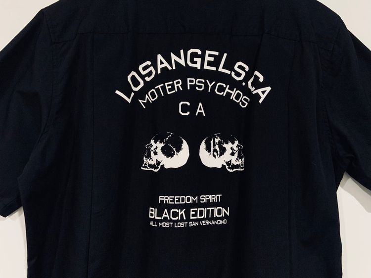 เสื้อเชิ้ต แท้ 💯 size M ขนาด อก 21.5 ยาว 27.5 นิ้ว สภาพใหม่มาก สีดำสนิท ดีเทลดีลายสวย เนื้อผ้าบางใส่ดีมากนิ่มใส่สบาย หายากน่าสะสมครับ รูปที่ 2