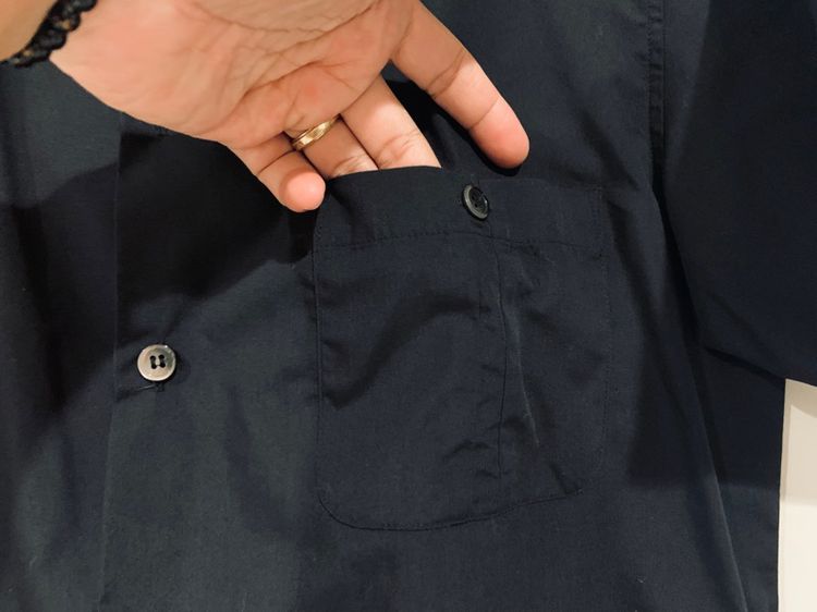 เสื้อเชิ้ต แท้ 💯 size M ขนาด อก 21.5 ยาว 27.5 นิ้ว สภาพใหม่มาก สีดำสนิท ดีเทลดีลายสวย เนื้อผ้าบางใส่ดีมากนิ่มใส่สบาย หายากน่าสะสมครับ รูปที่ 9