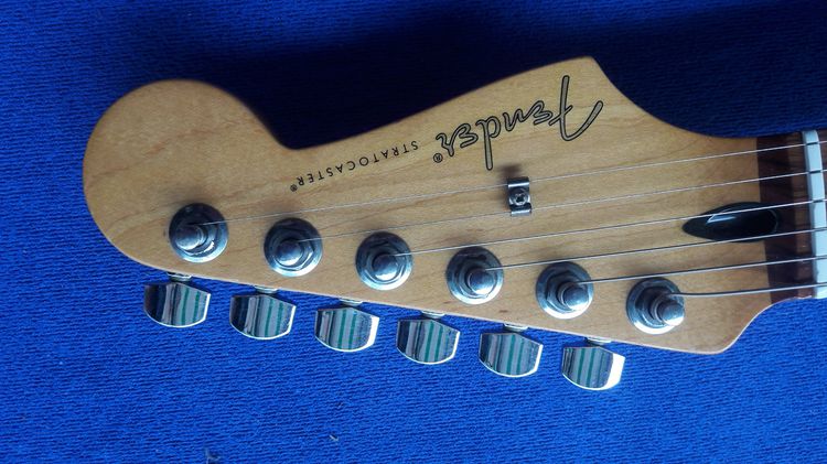 กีต้าร์ไฟฟ้า Fender stratocaster Made in Mexico รูปที่ 8