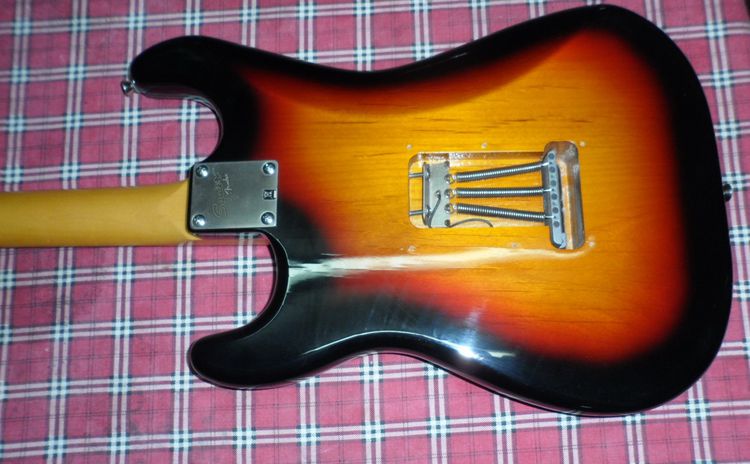 SQUIER CLASSIC VIBE STRATOCASTER '60S (Sunburst) รูปที่ 6