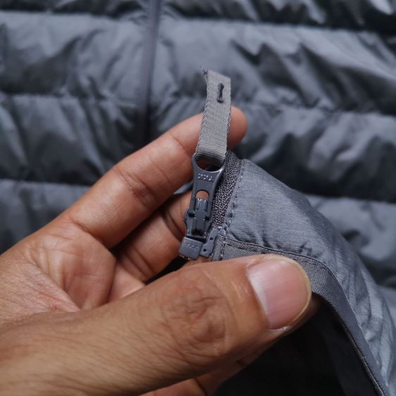 Uniqlo Grey Lightweight Water Repellent Down Puffer Jacket รอบอก 44” รูปที่ 8