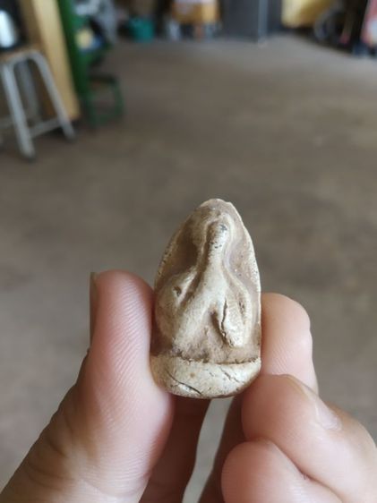 พระเนื้อว่านผสมผง(พระพิมพ์พระปิดตาเนื้อขาวหลังเรียบรูปทรงคล้ายกับไข่(ไม่ทราบพระเกจิที่สร้าง)(ไม่ทราบอายุและรุ่น))พระบ้านพระเครื่องรางของมงคล รูปที่ 7