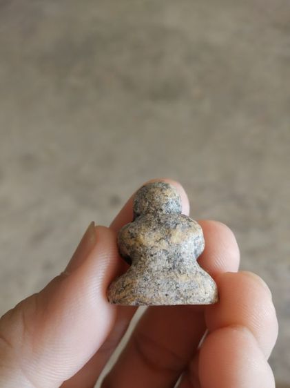 พระเนื้อว่านผสมผง(พระพิมพ์พระปิดตาลักษณะเป็นรูปลอยเนื้อออกดำสลับขาว(ไม่ทราบพระเกจิที่สร้าง)(ไม่ทราบรุ่นและอายุ))พระเครื่องรางของมงคล รูปที่ 7