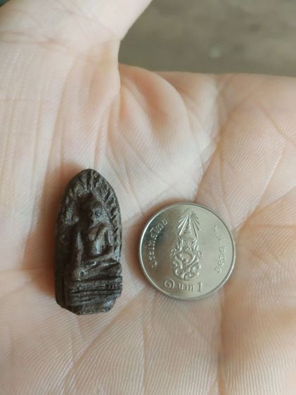 พระเนื้อดินผสมผงพิมพ์เล็ก(พระพิมพ์พระรอดหลังปั๊มวัดมหาวันเนื้อออกสีดำเข้ม(จังหวัดลำพูน)(ไม่ทราบอายุและรุ่น))พระบ้านพระเครื่องรางของมงคล รูปที่ 5