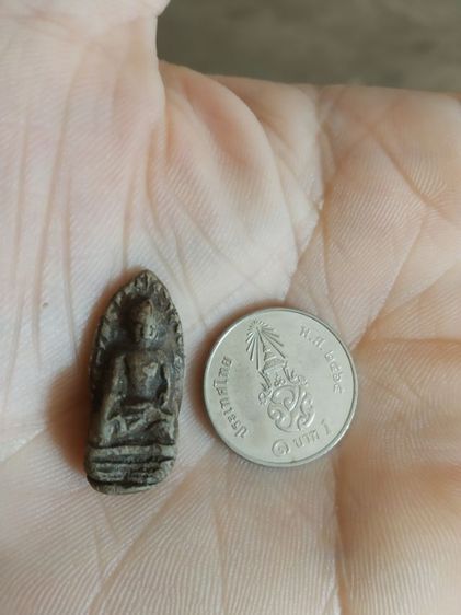 พระเนื้อดินผสมผงพิมพ์เล็ก(พระพิมพ์พระรอดหลังปั๊มวัดมหาวันเนื้อออกสีดำสลับขาว(จังหวัดลำพูน)(ไม่ทราบปีที่สร้าง))พระบ้านพระเครื่องรางของมงคล รูปที่ 4