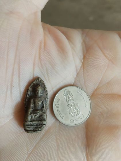 พระเนื้อดินผสมผงพิมพ์เล็ก(พระพิมพ์พระรอดหลังปั๊มวัดมหาวันเนื้อออกสีดำสลับขาว(จังหวัดลำพูน)(ไม่ทราบปีที่สร้าง))พระบ้านพระเครื่องรางของมงคล รูปที่ 2