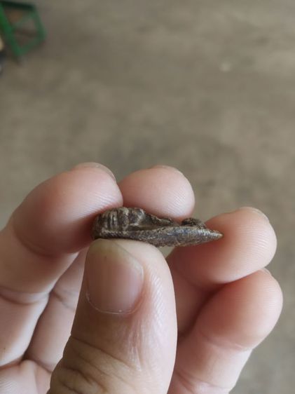 พระเนื้อดินผสมผงพิมพ์เล็ก(พระพิมพ์พระรอดหลังปั๊มวัดมหาวันเนื้อออกสีดำสลับขาว(จังหวัดลำพูน)(ไม่ทราบปีที่สร้าง))พระบ้านพระเครื่องรางของมงคล รูปที่ 14