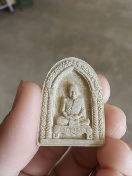 พระเนื้อว่านผสมเกสร(พระรูปเหมือนพระหลวงปู่เหรียญวรลาโภพิมพ์ขาโต๊ะ(วัดอรัญบรรพตรุ่นศรัทธาบารมี)(จังหวัดหนองคายปี2539))พักเครื่องรางของมงคล