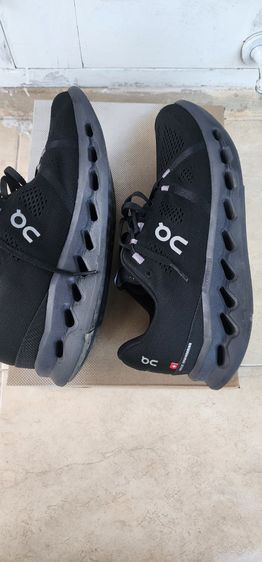 ขออนุญาตขายรองเท้า Oncloudsurfer สีดำไซค์ 9.5 US 9 UK 43 EU 27.5 JP สภาพใหม่ใส่น้อยพื้นยังเต็ม รูปที่ 6