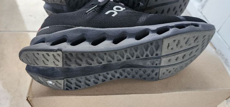 ขออนุญาตขายรองเท้า Oncloudsurfer สีดำไซค์ 9.5 US 9 UK 43 EU 27.5 JP สภาพใหม่ใส่น้อยพื้นยังเต็ม รูปที่ 8