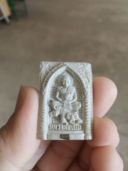 พระเนื้อว่านผสมผง(พระรูปเหมือนพระหลวงพ่อเปิ่นขี่เสือฝังตะกรุด(วัดบางพระ)(จังหวัดนครปฐม)(พระชำรุดเล็กน้อย))พระบ้านพระเครื่องรางของมงคล รูปที่ 3