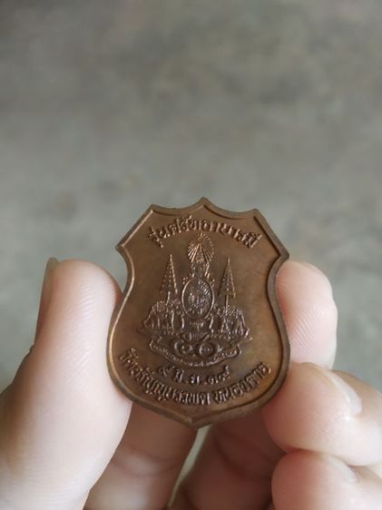 ถ้าเหรียญเนื้อทองแดงรูปทรงโล(พระรูปเหมือนพระหลวงปู่เหรียญวรลาโภ(วัดอรัญบรรพตรุ่นศรัทธาบารมี)(จังหวัดหนองคายปี2539))พระเครื่องรางของมงคล รูปที่ 8