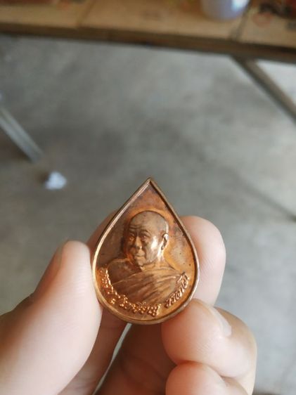 พระเหรียญเนื้อทองแดงพิมพ์หยดน้ำ(พระรูปเหมือนพระหลวงปู่เหรียญวรลาโภ(วัดอรัญบรรพตรุ่นศรัทธาบารมี)(จังหวัดหนองคายปี2539))พระเครื่องรางของมงคล รูปที่ 2