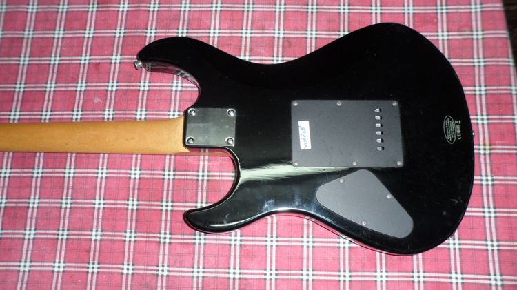 Yamaha กีตาร์ไฟฟ้า รุ่น ERG-121C - สีดำ รูปที่ 4