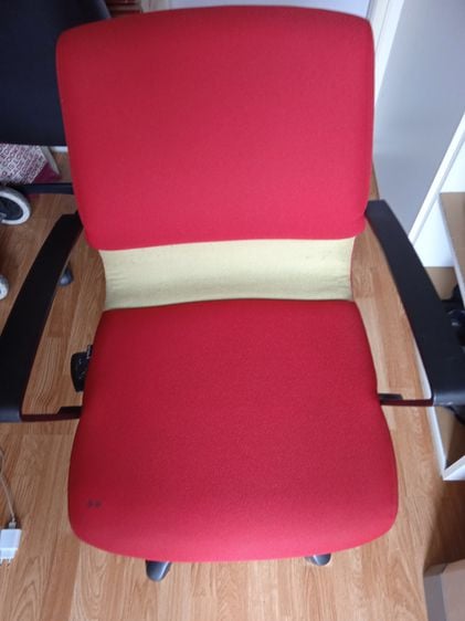 เก้าอี้สำนักงาน ผ้าหุ้มเบาะ เก้าอี้ออฟฟิศ ผ้าสีแดง 2 ตัว Moflex มีรอยเปื้อน โช๊คปรับขึ้นลงได้ 