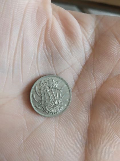 เหรียญประเทศสิงคโปร์(เป็นเหรียญสิงคโปร์ชนิด10เซนต์(เหรียญกษาปณ์ชนิดหมุนเวียน)(ถูกผลิตขึ้นในปีคริสตศักราช1982))สำหรับเอาไว้สะสมหรือโชว์ก็ได้ รูปที่ 4