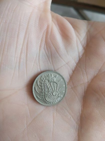 เหรียญประเทศสิงคโปร์(เป็นเหรียญสิงคโปร์ชนิด10เซนต์(เหรียญกษาปณ์ชนิดหมุนเวียน)(ถูกผลิตขึ้นในปีคริสตศักราช1982))สำหรับเอาไว้สะสมหรือโชว์ก็ได้ รูปที่ 8