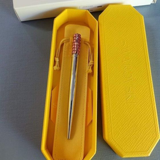 Swarovski pen
ปากกาประดับคริสตัลโทนชมพูงานสวยมาก
มาพร้อมอุปกรณ์กล่องครบค่ะ 
📍 รูปที่ 2