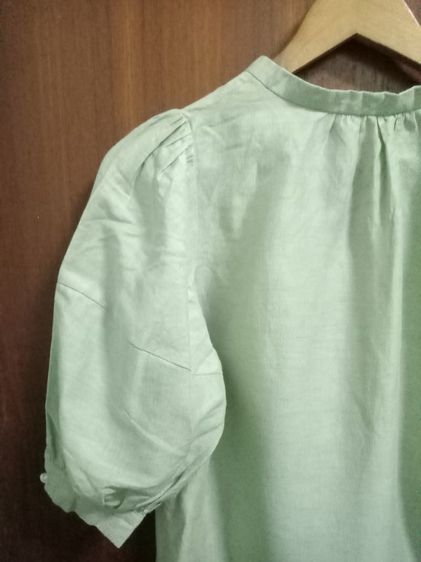 Adam ET Rope ( made in Japan) เสื้อเบล้าส์แขนสั้น สีเขียวพาสเทล Free size อก 38ยาว 22 แขนยาว 17 นิ้ว วัดจากไหล่ ลินินผสมโพลีเอสเตอร์ งานเก็บ รูปที่ 8