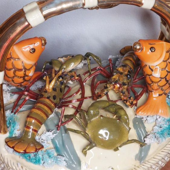Rare Vintage Porcelain Vase Lively Carb fish, crab and Lobsters 

ตะกร้าเซรามิก Vintage  รวมปู ปลา กุ้ง ลอบเตอร์  สวย มีน้ำหนักมากครับ 
 รูปที่ 9