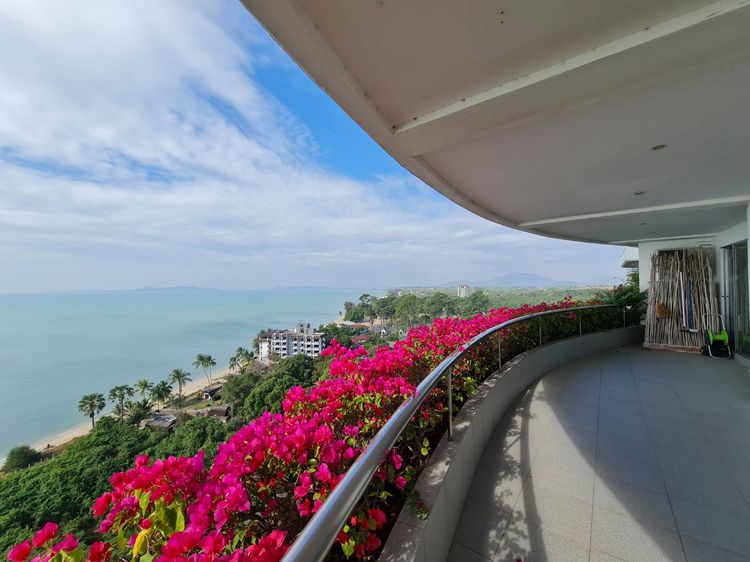 A 180 Degree Sea View Modern Condominium on 8th Floor, Big Balcony Spacious Room Beachfront คอนโดมิเนียมขนาดใหญ่ 230 ตารางเมตร โครงการติดหาด รูปที่ 2