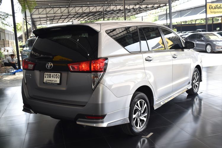 Toyota Innova 2021 2.8 Crysta G Utility-car ดีเซล ไม่ติดแก๊ส เกียร์อัตโนมัติ บรอนซ์เงิน รูปที่ 4