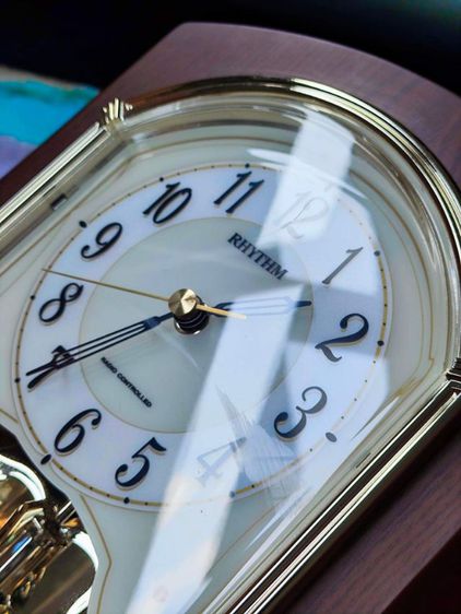 Sale2590บาท นาฬิกาตั้งโต๊ะRHYTHM กรอบทำจากไม้แท้สวยๆ ประดับด้วยเพชร Swarovki มือสองจากญี่ปุ่นสภาพสวยๆ สามารถปิดเปิดระบบ Radio controlได้ รูปที่ 5