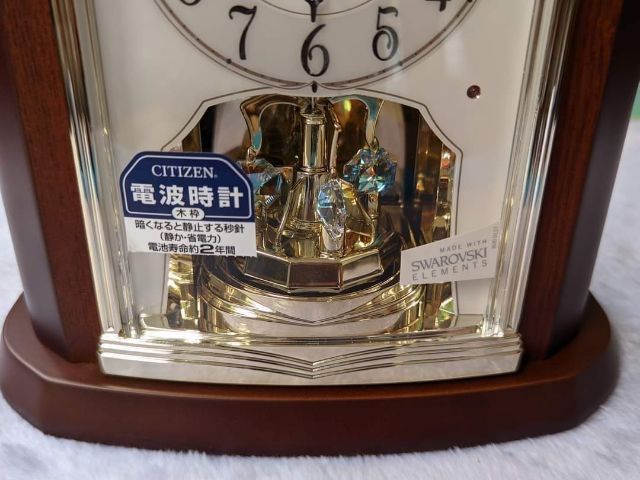 Sale2000บาท นาฬิกาตั้งโต๊ะCITIZEN กรอบทำจากไม้แท้ ประดับด้วยเพชร Swarovki มือสองจากญี่ปุ่นสภาพสวยฝาปิดถ่านด้านหลังไม่มี 
 รูปที่ 3