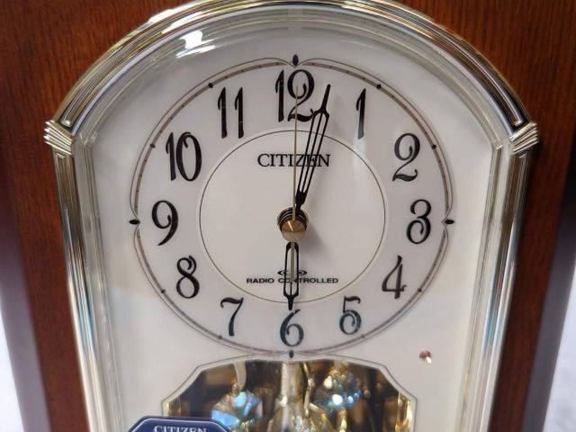 Sale2000บาท นาฬิกาตั้งโต๊ะCITIZEN กรอบทำจากไม้แท้ ประดับด้วยเพชร Swarovki มือสองจากญี่ปุ่นสภาพสวยฝาปิดถ่านด้านหลังไม่มี 
 รูปที่ 4