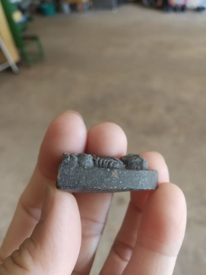 พระเนื้อว่านผสมผง(พระพิมพ์พระหลวงปู่ทวด(พระหลวงพ่อชำนาญ)(วัดบางกุฎีทอง)(จังหวัดปทุมธานี)(ตอกชื่อวัดอยู่ข้างใต้องค์พระ))พระเครื่องรางของมงคล รูปที่ 15