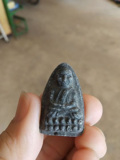 พระเนื้อผงว่านผสมผงใบลาน(พระรูปเหมือนพระหลวงปู่ทวดหลังโค้งเล็กน้อย(ไม่ทราบพระเกจิที่สร้าง)(230408)(ไม่ทราบอายุและรุ่น))พักเครื่องรางของมงคล รูปที่ 6