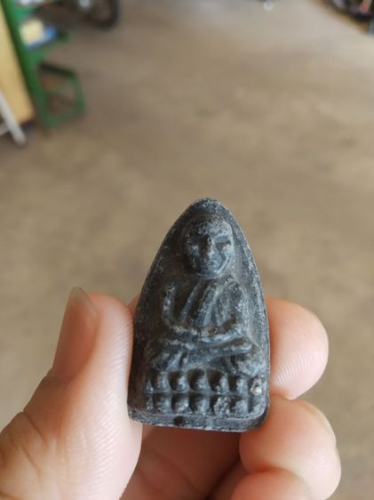 พระเนื้อผงว่านผสมผงใบลาน(พระรูปเหมือนพระหลวงปู่ทวดหลังโค้งเล็กน้อย(ไม่ทราบพระเกจิที่สร้าง)(230408)(ไม่ทราบอายุและรุ่น))พักเครื่องรางของมงคล รูปที่ 4