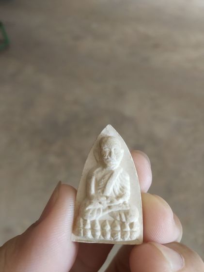 พระเนื้อผงผสมว่าน(พระรูปเหมือนพระหลวงปู่ทวดหลังอักขระ(วัดช้างให้จังหวัดปัตตานี)(เนื้อผงพุทธคุณ)(230409))พระเครื่องรางของมงคล รูปที่ 5