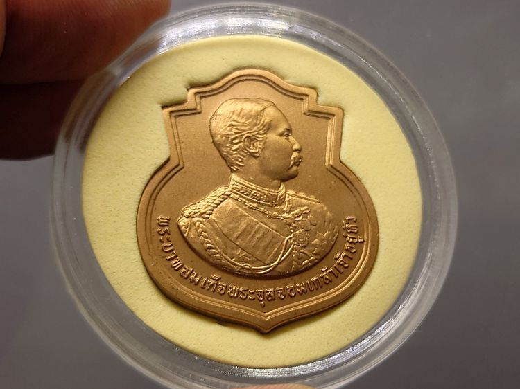 เหรียญที่ระลึกครบ 100 ปี วันสเด็จฯ ทรงเปิดโรงเรียนนายร้อยชั้นมัธยม เนื้อทองแดงรมดำพ่นทราย ปี2552 หายาก รูปที่ 3