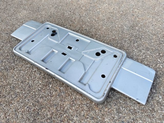 พลาสติกรองแผ่นป้ายทะเบียนกันชนหน้า Audi A4 B5 ปี 99-2000 สเป็คนอก ของแท้ สภาพสวย รูปที่ 3