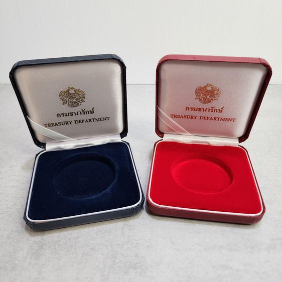กล่องใส่เหรียญ กล่องเปล่า บรรจุเหรียญ 1 หลุม จากกรมธนารักษ์ มีมาให้เลือกสองสี สีน้ำเงิน สีแดง กล่องหนังสภาพสวย แข็งแรง