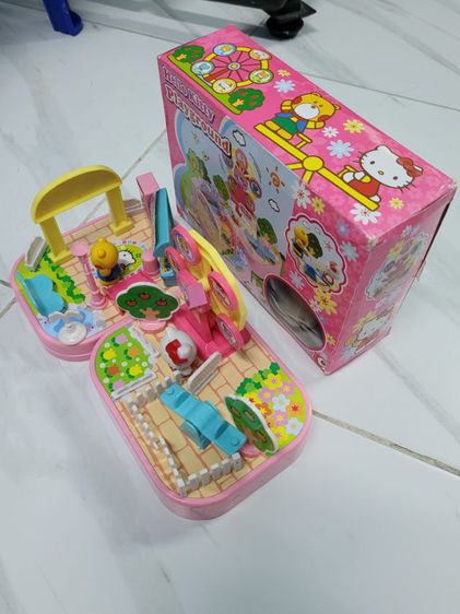 สนามเด็กเล่น HELLO KITTY PLAYGROUND น่ารักมาก สีสันสดใส ในกล่องมีอุปกรณ์ตกแต่งมากมายเลย ตุ๊กตาคิตตี้ และผองเพื่อน ช่วยให้เด็กได้ใช้จินตนาการ รูปที่ 4
