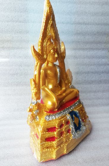 พระพุทธชินราชเนื้อเรซิ่น หน้าตัก ๕ นิ้ว สีทองโรยกากเพชร ฐานยันต์ รูปที่ 4
