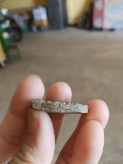 พระเนื้อดินพิมพ์ใหญ่(พระพิมพ์พระซุ้มกอหลังเรียบเนื้อออกดำปนแดง(ไม่ทราบพระเกจิที่สร้าง)(240403)(ไม่ทราบรุ่นและอายุ))พระเครื่องรางของมงคล รูปที่ 16