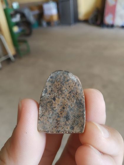 พระเนื้อดินพิมพ์ใหญ่(พระพิมพ์พระซุ้มกอหลังเรียบเนื้อออกดำปนแดง(ไม่ทราบพระเกจิที่สร้าง)(240403)(ไม่ทราบรุ่นและอายุ))พระเครื่องรางของมงคล รูปที่ 10