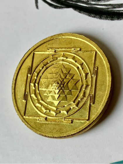 เหรียญพระศรีอาริย์ซ้อนหลวงปู่ทวด หลังยันต์ศรีจักรา เนื้อทองทิพย์ ปี58 หลวงปู่ทวด หลวงปู่ดู่ หลวงตาม้า วัดถ้ำเมืองนะ รูปที่ 4