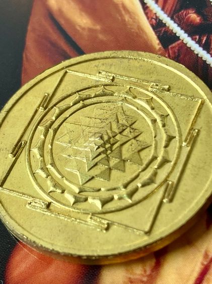 เหรียญพระศรีอาริย์ซ้อนหลวงปู่ทวด หลังยันต์ศรีจักรา เนื้อทองทิพย์ ปี58 หลวงปู่ทวด หลวงปู่ดู่ หลวงตาม้า วัดถ้ำเมืองนะ รูปที่ 7