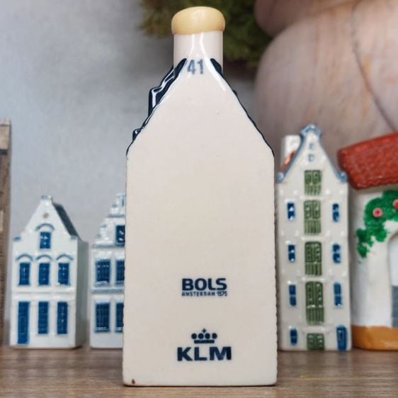บ้านเซรามิก KLM No.41 เป็นงานสะสมจากประเทศเนเธอร์แลนด์ ข้างในบรรจุเหล้า สภาพสมบูรณ์งานสวย คุณค่าแก่การสะสมมากๆครับ🇳🇱 รูปที่ 3