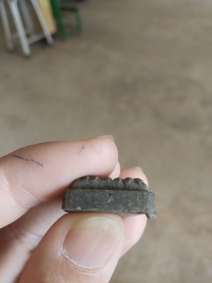 พระเนื้อว่านดำผสมผงพิมพ์กลาง(พระพิมพ์พระหลวงปู่ทวดหลังเรียบ(พระใหม่ไม่ทราบพระเกจิที่สร้าง)(250405))พระบ้านพระเครื่องรางของมงคล รูปที่ 17